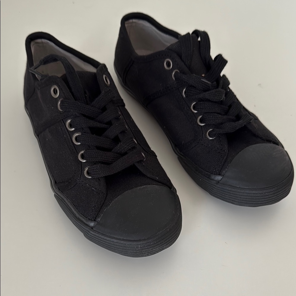 OAK Women's Black Sneakers